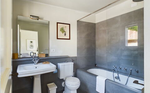 Loft Borgo Syrah: Bathroom, Plumbing Fixture, Flooring, Interior Design, Bathtub, Floor, Tap, Toilet, Sink, Plumbing