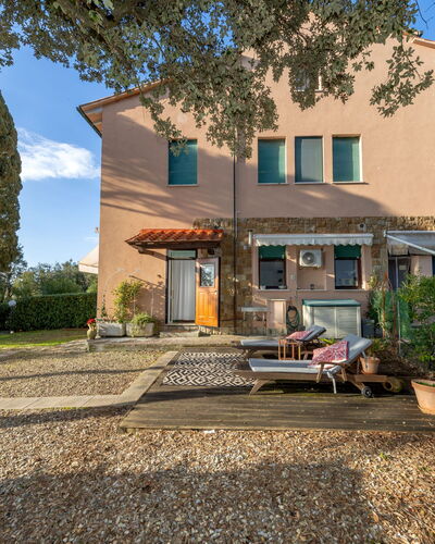 La Casetta Immersa nel Verde: Tree, Vegetation, Shrub, Architecture, House, Landscape, Home, Rural Area, Plant Community, Estate