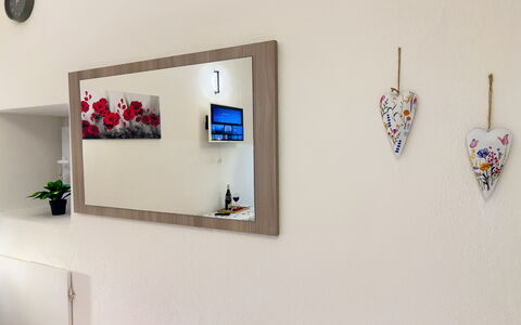 Studio Piccolo al Verticale - Levanto: Wall, Interior Design, Picture Frame, Room, Mirror, Living Room, Paint, Modern Art, Plaster