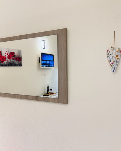 Studio Piccolo al Verticale - Levanto: Wall, Interior Design, Picture Frame, Room, Mirror, Living Room, Paint, Modern Art, Plaster
