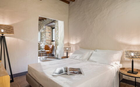 Maison Badia a Passignano: Wall, Furniture, Interior Design, Flooring, Bedroom, Bed, Floor, Ceiling, Textile, Bed Sheet