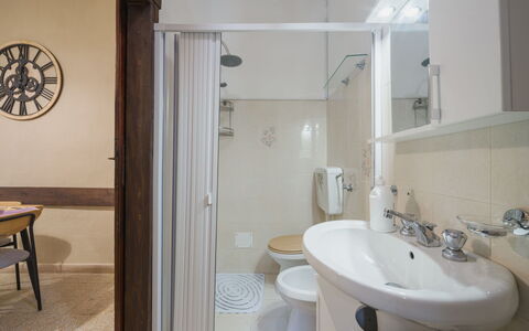 Nido nel Centro: Bathroom Sink, Plumbing Fixture, Wall, Bathroom, Interior Design, Toilet, Sink, Flooring, Floor, Toilet Seat