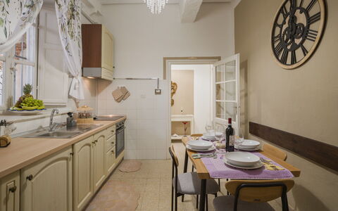 Nido nel Centro: Furniture, Interior Design, Flooring, Wood, Ceiling, Floor, Kitchen, Cabinetry, Room, Countertop
