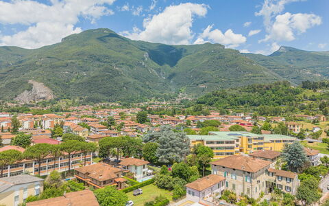 Nido nel Centro: Mountainous Landforms, Mountain, Hill, Residential Area, Highland, Neighbourhood, Landscape, Mountain Range, House, Hill Station