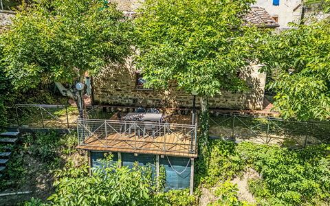 Fibbialla: Vegetation, Spring, Garden, Shade, Fence, Handrail, Balcony, Backyard