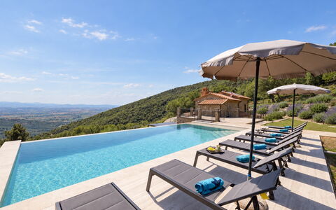 Villa Maddalena alla Guglielmesca: Hill, Swimming Pool, Mountain Range, Hill Station, Leisure, Ridge, Resort, Outdoor Furniture, Vacation, Villa
