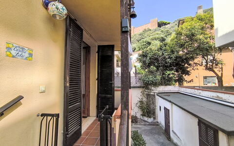 Casa Lelà: Wall, Door, Apartment, Balcony, Iron, Daylighting, Handrail, Houseplant