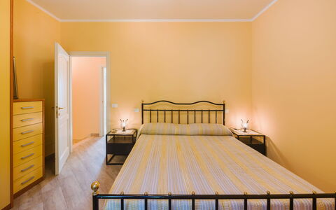Dimora Polle di Malbacco: Bed, Interior Design, Bedroom, Floor, Wall, Flooring, Furniture, Room, Wood, Bed Sheet