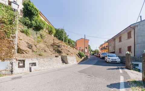 Dimora Polle di Malbacco: Sky, Wall, Road Surface, Building, Window, Road, Residential Area, House, Neighbourhood, Town