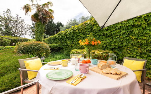 Villa Ninfeo 10+4: Tableware, Food, Table, Garden, Tablecloth, Outdoor Table, Outdoor Furniture, Serveware, Breakfast, Dishware