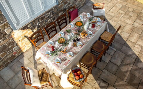 Il Nocciolo 12: Furniture, Table, Tableware, Chair, Tablecloth, Kitchen & Dining Room Table, Textile, Linens, Dining Room, Serveware