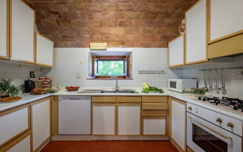 Frantusa 6+2: Kitchen, Kitchen Appliance, Countertop, Major Appliance, Kitchen Stove, Interior Design, Ceiling, Cabinetry, Gas Stove, Flooring