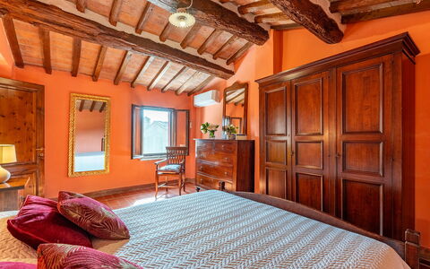 Frantusa 6+2: Furniture, Wall, Interior Design, Bed, Bedroom, Wood, Flooring, Bed Sheet, Room, Floor