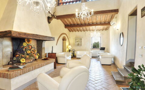 Germagnana 12+2: Furniture, Interior Design, Home, Flooring, Floor, Room, Living Room, Couch, Flowerpot, Houseplant