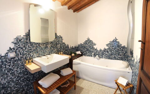 La Capanna di Franca 6+2: Plumbing Fixture, Natural Material, Houseplant, Tile, Tap, Flowerpot, Plumbing, Bathroom, Ceramic