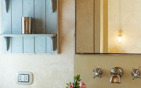 L'Oliveta 6: Wall, Interior Design, Plumbing Fixture, Mirror, Lighting, Bathroom Sink, Plumbing, Tap, Bathroom, Light Fixture