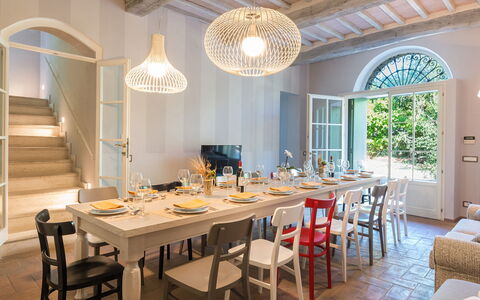 Finestra su Siena 16: Furniture, Interior Design, Flooring, Table, Ceiling, Chair, Light Fixture, Kitchen & Dining Room Table, Dining Room, Lighting