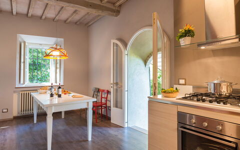Finestra su Siena 16: Furniture, Interior Design, Wall, Flooring, Wood, Home, Ceiling, Countertop, Floor, Kitchen
