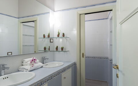 Finestra su Siena 16: Bathroom Sink, Plumbing Fixture, Wall, Interior Design, Bathroom, Flooring, Sink, Floor, Tap, Mirror