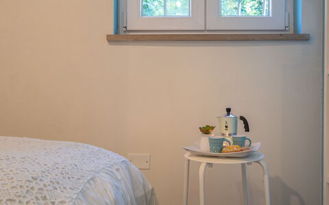 Ai Due Cuori 4: Wall, Interior Design, Bedroom, Furniture, Wood, Linens, Bed, Bed Sheet, Lighting, Room