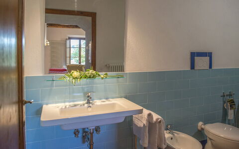 Bossoncina 8+1: Bathroom Sink, Plumbing Fixture, Interior Design, Sink, Flooring, Bathroom, Tap, Floor, Plumbing, Lighting