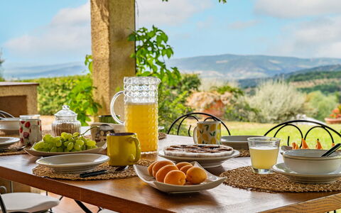 Casale le Conce 6: Food, Tableware, Serveware, Furniture, Table, Drinkware, Ingredient, Dishware, Fruit, Plate