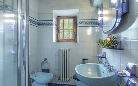 Poderino 6: Plumbing Fixture, Interior Design, Bathroom Sink, Bathroom, Sink, Tap, Flooring, Plumbing, Floor, Lighting