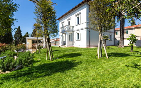Villa Sole al Molino a Vento 8: House, Home, Residential Area, Estate, Garden, Lawn, Landscaping, Shade, Porch, Yard