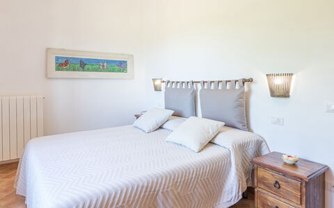 Il Grillo 10: Bed, Bedroom, Furniture, Bedding, Bed Sheet, Interior Design, Wood, Linens, Flooring, Floor