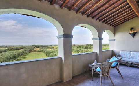 Villa Il Meluccio 12: Column, Hacienda, Balcony