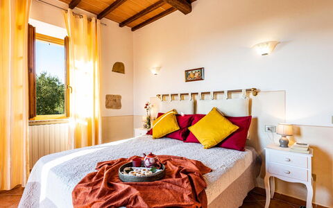 Il Poggiarellino 14: Home, Furniture, Bedroom, Linens, Bedding, Bed, Bed Sheet, Bed Frame, Lamp, Hotel