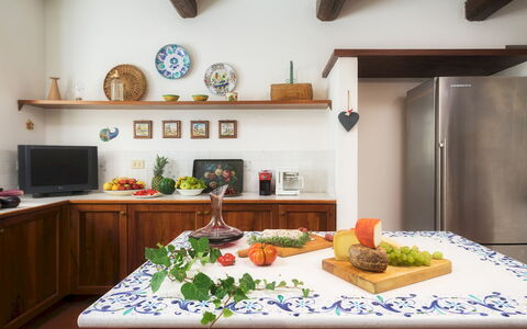 La Panoramica 8: Furniture, Interior Design, Wood, Countertop, Kitchen, Fruit, Flooring, Tableware, Room, Lighting