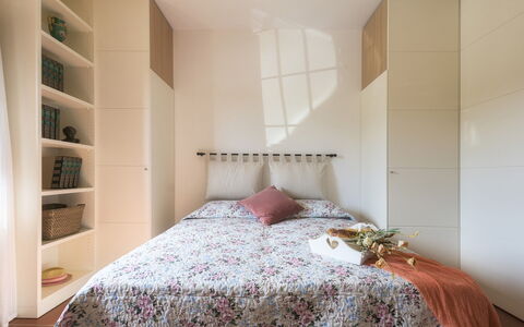 La Panoramica 8: Furniture, Bed, Interior Design, Bedroom, Wall, Flooring, Floor, Bed Sheet, Bedding, Wood