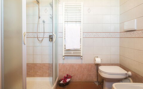 La Panoramica 8: Bathroom, Plumbing Fixture, Flooring, Interior Design, Floor, Bathroom Sink, Toilet, Sink, Plumbing, Tap