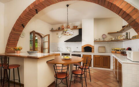 Fonte Pinella 8: Furniture, Interior Design, Wall, Flooring, Wood, Ceiling, Kitchen, Chair, Table, Floor
