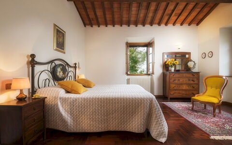 Fonte Pinella 8: Furniture, Bed, Interior Design, Bedroom, Wall, Bedding, Bed Sheet, Flooring, Wood, Floor