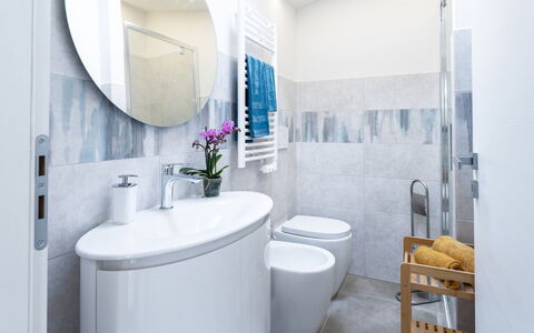 La Villa in Pineta 10: Toilet Seat, Toilet, Interior Design, Plumbing Fixture, Bathroom, Flooring, Floor, Plumbing, Tile