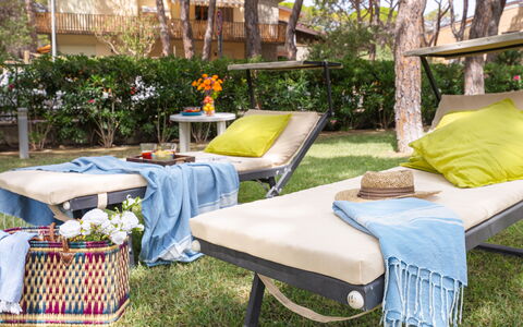 La Villa in Pineta 10: Furniture, Outdoor Furniture, Sunlounger, Leisure, Chair, Comfort, Garden, Shade, Chaise Longue, Linens