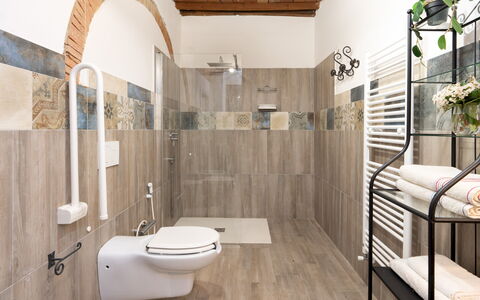 Il Pratone 12: Flooring, Plumbing Fixture, Interior Design, Floor, Toilet Seat, Bathroom, Toilet, Plumbing, Tile, Lighting