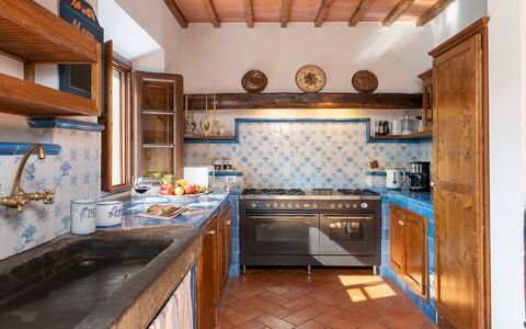 Casa Paggetti 8: Kitchen, Wood, Interior Design, Flooring, Home, Floor, Furniture, Countertop, Room, Kitchen Stove