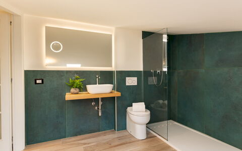 La Villanella 6: Wall, Plumbing Fixture, Flooring, Interior Design, Bathroom, Floor, Plumbing, Tap, Bathroom Sink, Mirror