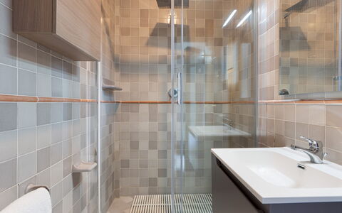 Villa Puntala 10: Flooring, Wall, Floor, Interior Design, Plumbing Fixture, Bathroom, Tile, Plumbing, Ceiling, Composite Material