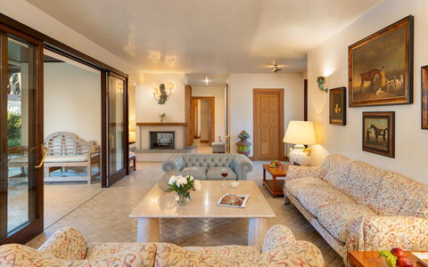 Villa Puntala 10: Furniture, Interior Design, Couch, Flooring, Wall, Floor, Living Room, Ceiling, Wood, Room