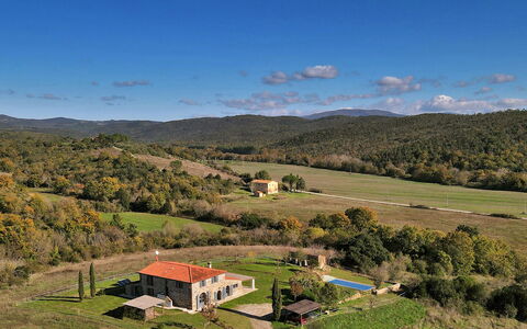 Casa la Pratellaccia 6+2: Grass, Mountainous Landforms, Grassland, Hill, Landscape, Rural Area, House, Plain, Highland