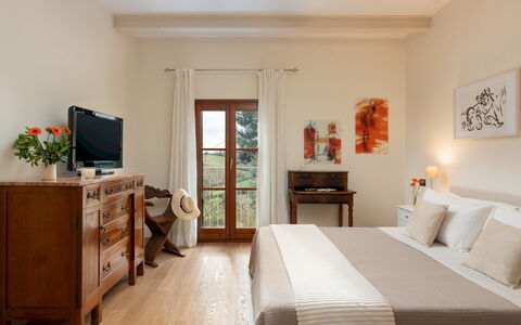 Casa da Sogno 12: Furniture, Interior Design, Flooring, Floor, Wood, Ceiling, Room, Bed, Bedroom, Lighting