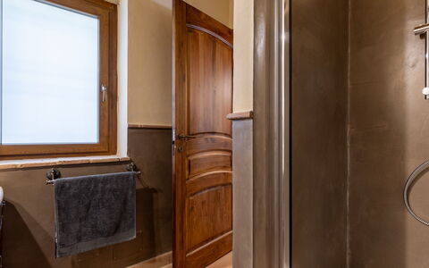 Poggio delle Lumie 6: Wood, Plumbing Fixture, Interior Design, Bathroom, Brown, Plumbing, Tap, Ceiling, Room, Wood Stain