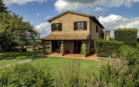 Podere Gellino 14: House, Shrub, Cottage, Home, Rural Area, Farmhouse, Garden, Estate, Lawn