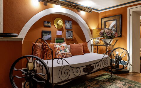 Case Novole 10: Furniture, Interior Design, Lighting, Home, Ceiling, Room, Light Fixture, Bedroom, Orange, Bed