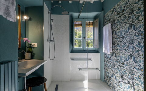 Case Novole 10: Blue, Wall, Plumbing Fixture, Bathroom, Interior Design, Bathroom Sink, Sink, Flooring, Tap, Plumbing