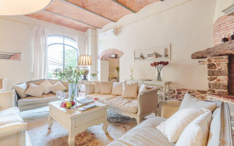 Villa Ginevra 12: Furniture, Interior Design, Wall, Couch, Ceiling, Room, Flooring, Floor, Lighting, Living Room